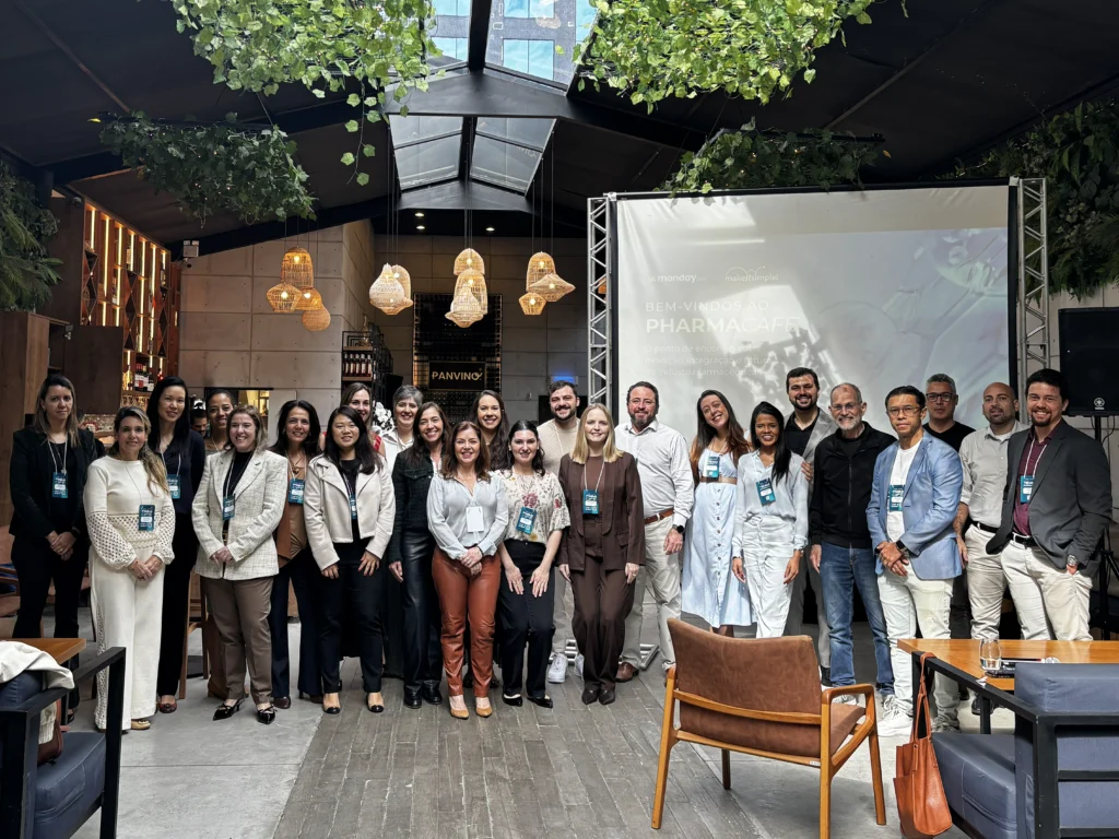 Foto dos participantes presentes no Pharmacafé 2025 sobre a implementação da monday.com na indústria farma